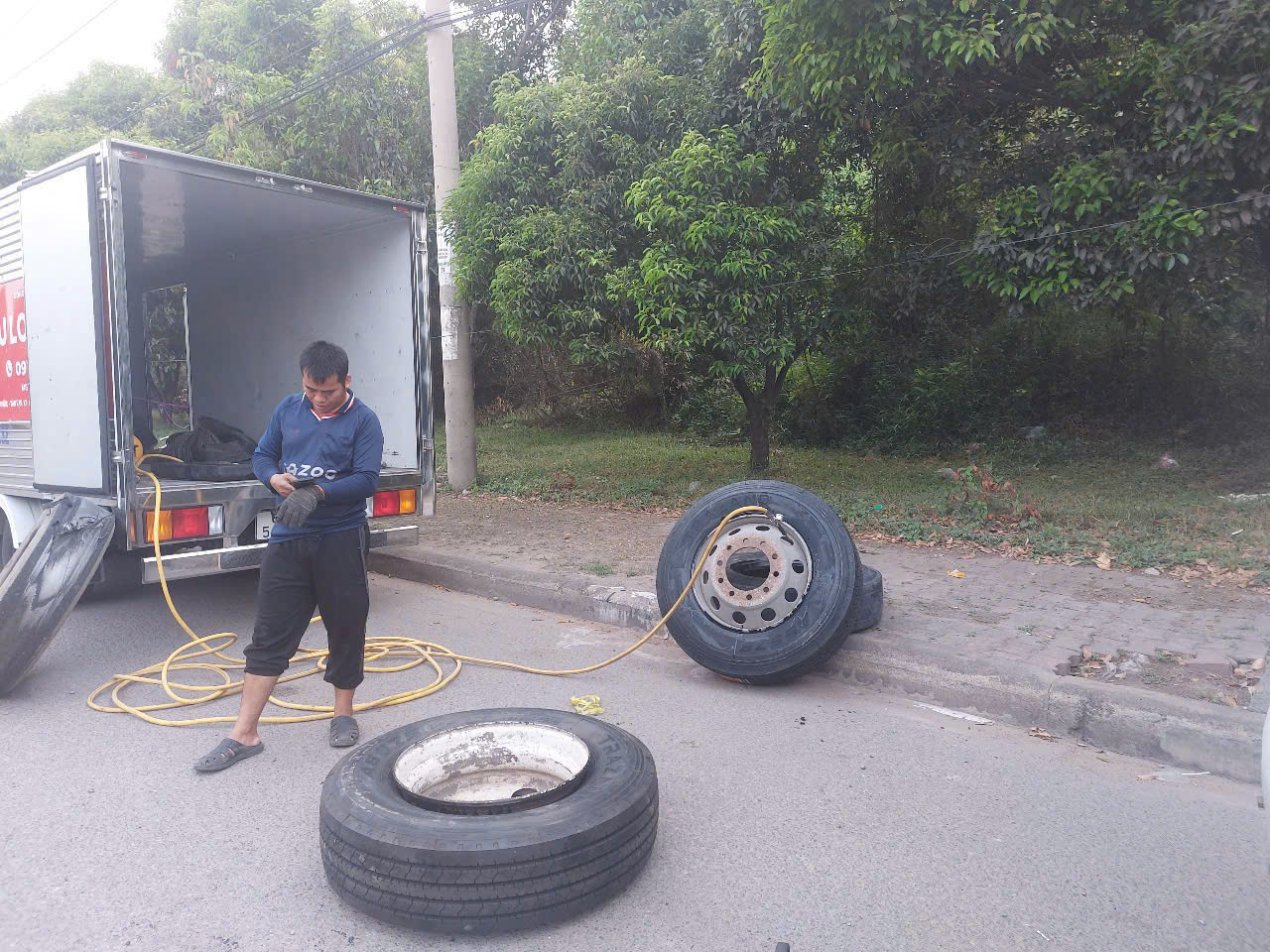 Vá Vỏ Xe Ô Tô, Xe Tải, Container Lưu Động Giá Tốt Tại Bình Dương – TP.HCM